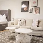 Stylische In Ruhiger Lage, Sehr Messenah *